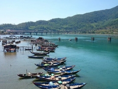 Hoang sơ đầm vịnh Lăng Cô