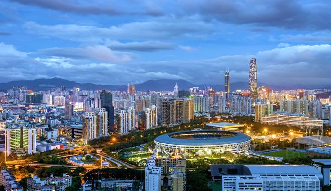 Thuộc tỉnh Quảng Đông, Thâm Quyến nằm cạnh Hồng Kông, tiếp giáp với thành phố Đông Hoản và thành phố Huệ Châu