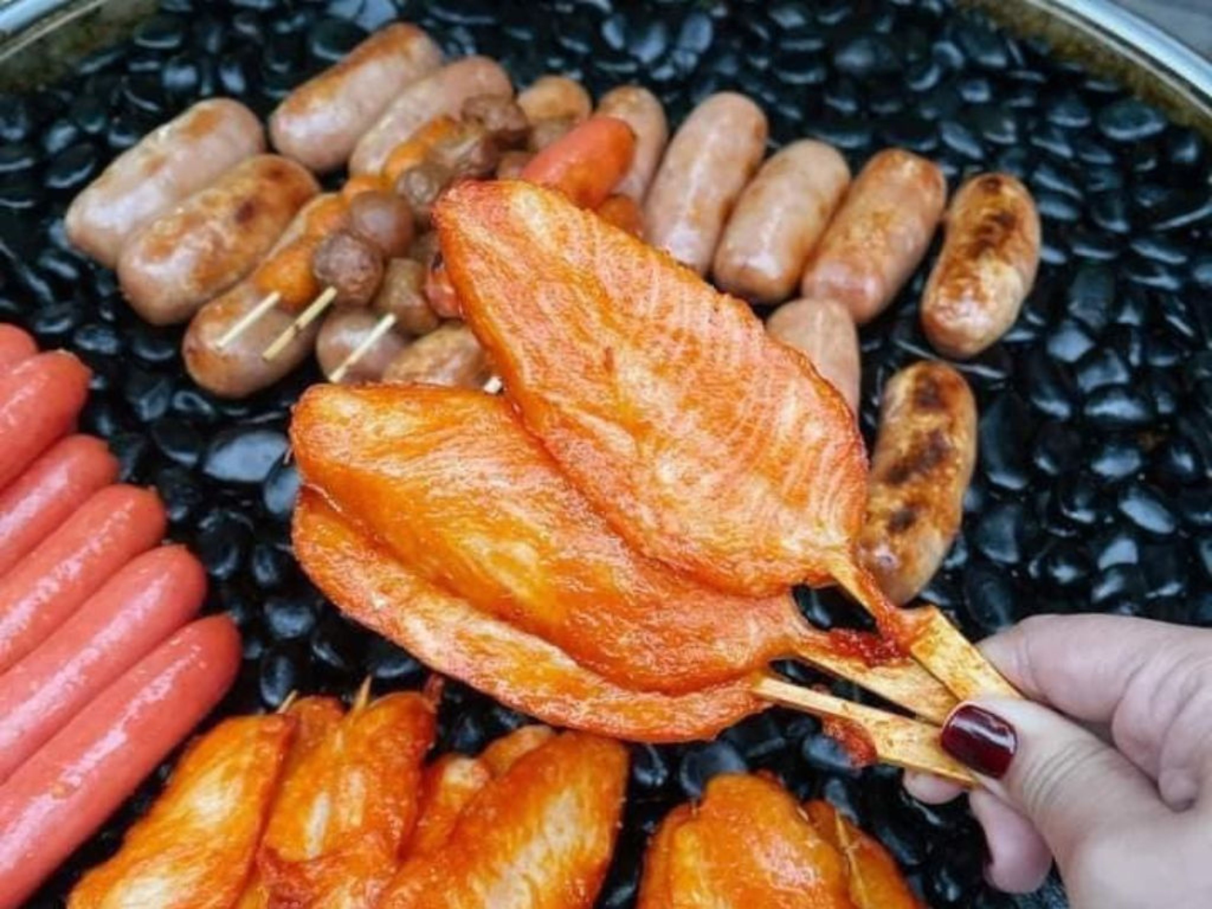 Lạp xưởng nướng đá 