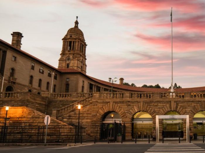 Lối vào phía trước của Tòa nhà Union lúc hoàng hôn ở Pretoria