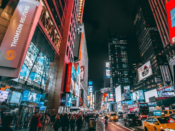 Quảng trường thời đại nhộn nhịp về đêm 