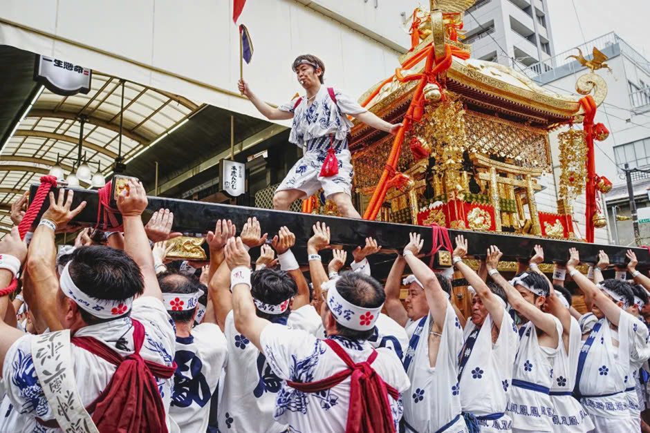 Sự đặc biệt của Tenjin Matsuri nằm ở sự kết hợp hài hòa giữa các hoạt động náo nhiệt trên cả đất liền và trên biển