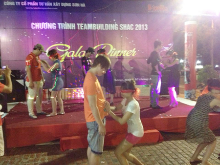 bịt mắt bắt sâu trong gala dinner