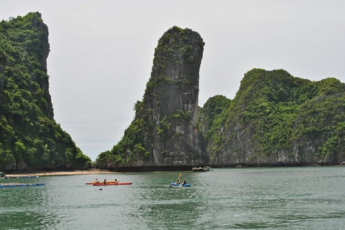 ch&egrave;o thuyền kayak ở vịnh Lan Hạ