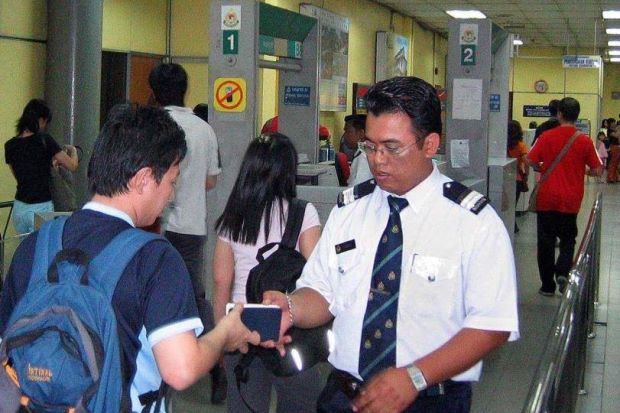 Du khách phải có vé máy bay khứ hồi trước khi đến Malaysia Vé máy bay khứ hồi đi Malaysia