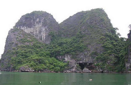 Trước cửa hang Trinh Nữ